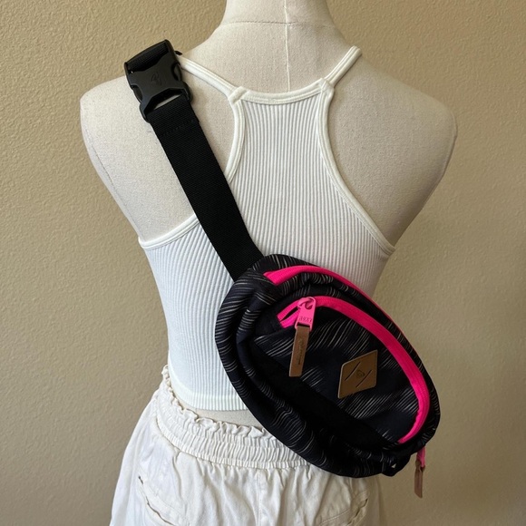Roxy Quicksilver Black and Pink Fanny Pack - Picture 7 of 7